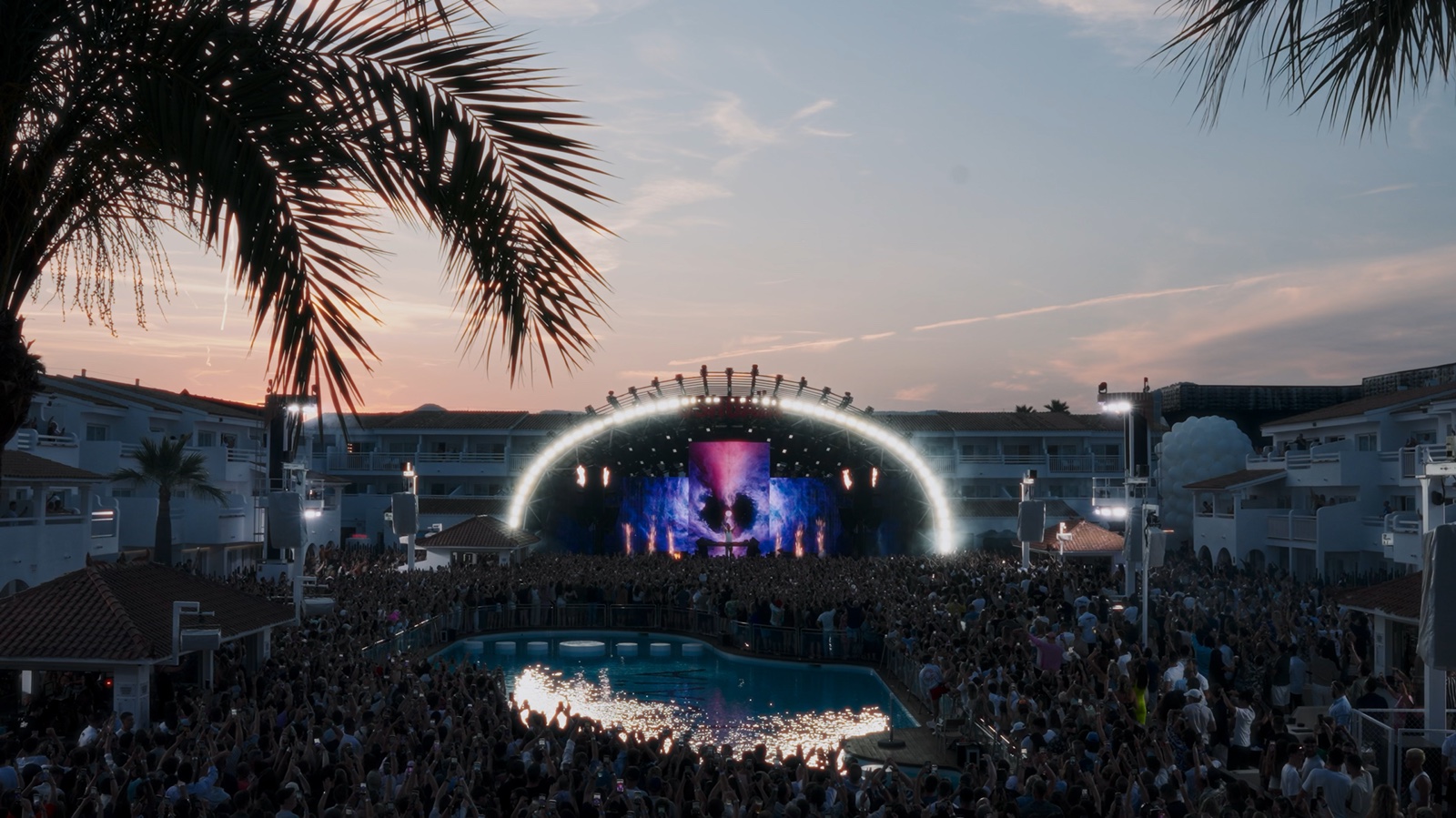 David Guetta en Ushuaïa Ibiza, plano aéreo al atardecer