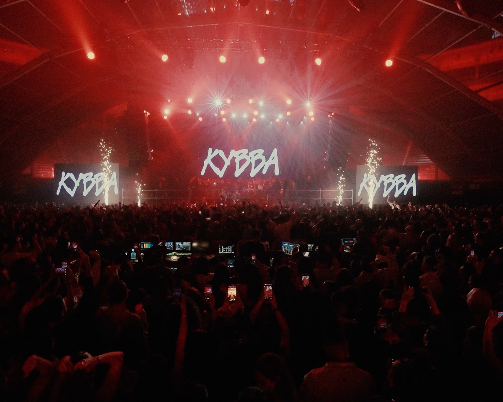 Kybba en Live Las Ventas con las pantallas del escenario