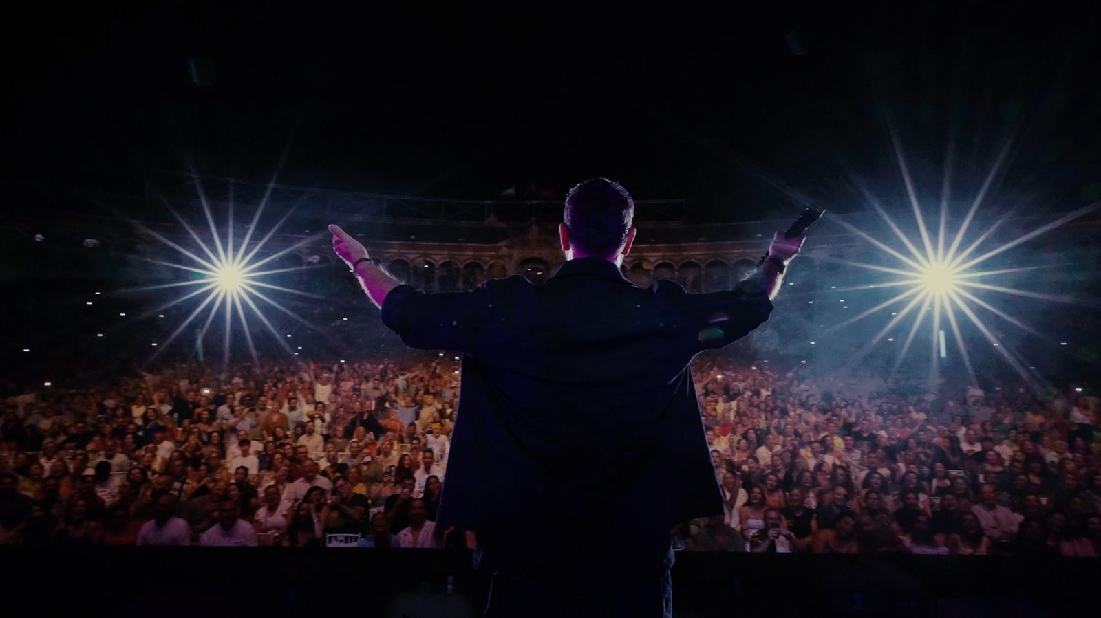 Antonio Orozco ante el público en las Noches de la Maestranza